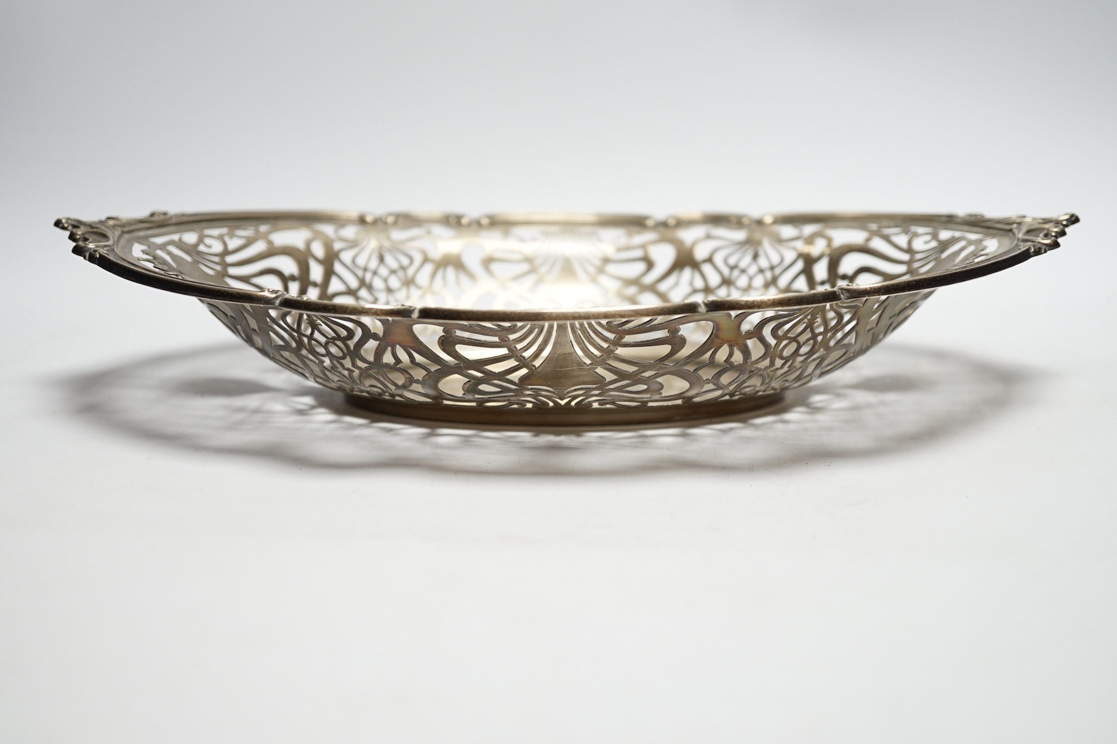 An Edwardian pierced silver fruit bowl, Mappin & Webb, London 1903, 33.7cm, 14.7oz.